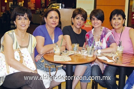 EN FAMILIA Las hermanas Anaya Llamas: Soledad, Ana Sofía, Ana Rosa, Sofía y Kenia compartiendo una tarde de café.