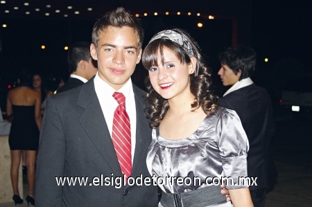 NOCHE DE GALA Marco Fuente y Ale Mota, celebrando los quince años de su amiga Jaquelin Silva.