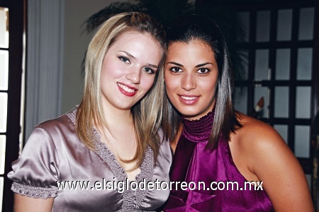 EN DESPEDIDA Adriana de Armendáriz y Lorena Armendáriz, en la fiesta de Samantha Diez.