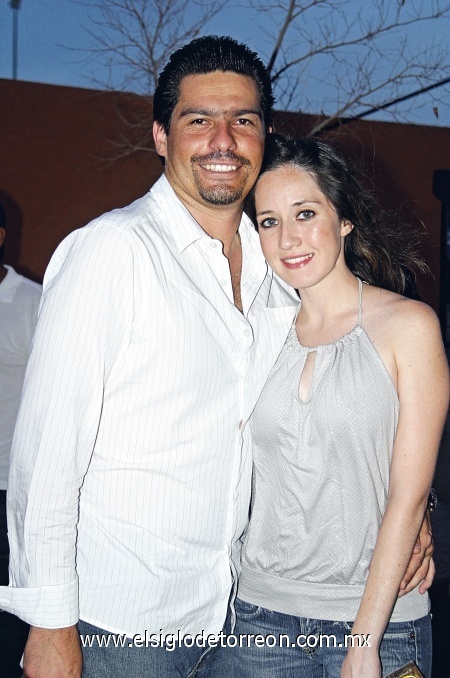 DE PASEO Servando González y Laura Rodríguez, en reciente acontecimiento social.