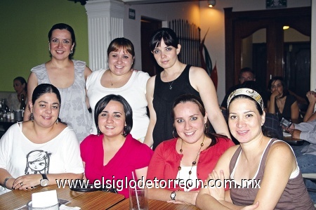 ENTRE AMIGAS Ana y ElisaViesca, PriscilaGalván,Karina Sánchez,GeorginaGalván, Mafer del Bosque y Ofelia Fernández.
