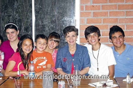 ¡FELIZ CUMPLEAÑOS! Nena Suárez de Garza fue homenajeada en conocido restaurante de la localidad, acompañada por sus nietos.