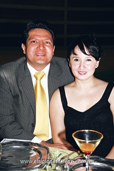 FESTEJANDO Oscar López y Ana Pamela de López.