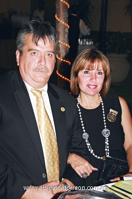 EN PAREJA Alejandro Ramos y Gaby Suárez de Ramos.