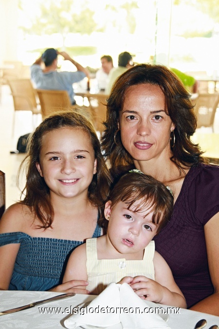 CONVIVIENDO Lorena Valdés, Sofía yMariana Olivier Valdés, en familia.