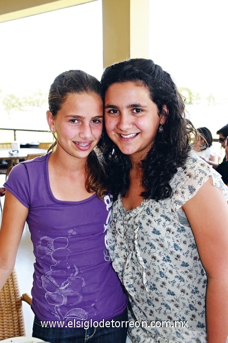 FELICES Paulina y Victoria Méndez, lucieron muy contentas durante una tarde de esparcimiento.