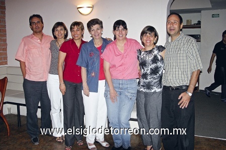 CELEBRACIÓN DE CUMPLEAÑOS Rubén Cruz, Geno de Cruz,Maricarmen deGarrido,Nena Suárez, Marcela Garza, Gabriela de Juan y Alberto Juan, durante la fiesta en honor de Nena Suárez.