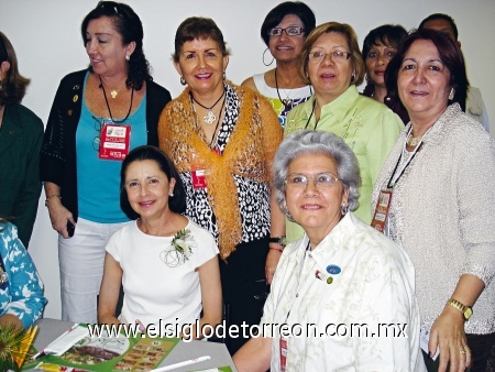 Acompañada por jueces de diferentes países, Leticia Rodríguez de Faya.