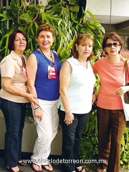 La lagunera Leticia Rodríguez de Faya, en compañía de un grupo de jueces de Venezuela y Ecuador.
