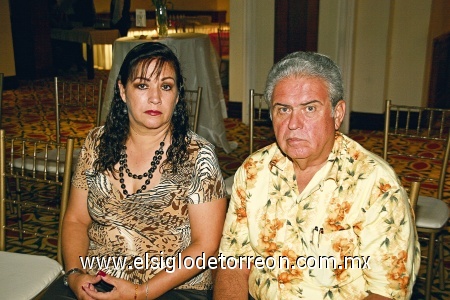 Nora González de Gariido y Alonso Garrido.