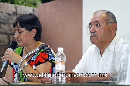 Silvia Castro, directora delMuseo de la Revolución y RobertoMartínez, quien presentó su libro.