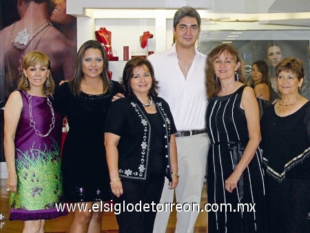 Gaby Sologaistoa, Ilse Paloma, Carmen Lomelí, Eduardo Benitez, Doris Izquierdo yMartha Cabello.