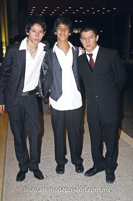 XV AÑOS Arath Reyes, Guillermo Guijaro y Carlos Shepard, disfrutando la noche durante la fiesta que le fue ofrecida a su amiga Jaqui.