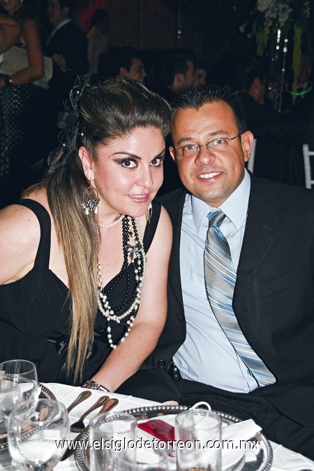 En pareja. Vero Esqueda de Ramírez y Héctor Ramírez Berumen.