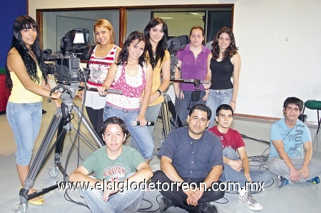 Alumnos de nuevo ingreso que cursarán la carrera de ciencias de la comunicación, realizando el taller de televisión.