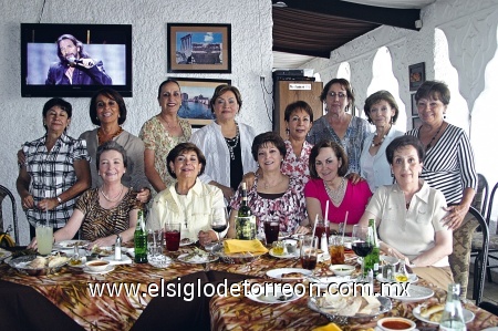 Grupo de ex-alumnas del colegio La Luz, generación 64, quienes se reunieron recientemente en conocido restaurante de la localidad, por los 45 años de graduadas.