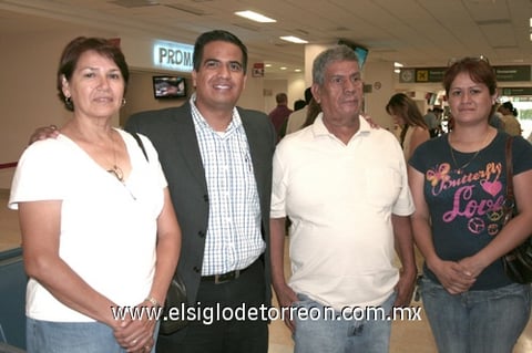 29082009 Héctor Hugo Rodríguez viajó a Roma, Italia, y fue despedido por sus padres, Sres. Silvia y Eduardo Ríos, y su hermana Gabriela.