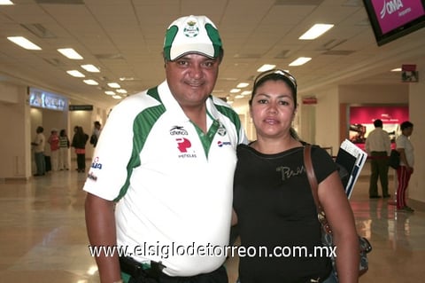 29082009 José Luis Ortega viajó a San Francisco, EU, y fue despedido por su esposa Yadhira Rodríguez.