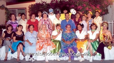 30082009 Acompañan a la festejada en su cumpleaños, Carmen López, Lulú Fernández, Chayito Pimentel, Yolanda Gámez, Lily Ávila, Lety Cervantes, Celia Arellano, Noemí Martínez, Juanita Castro, Zoila Muñoz, Mary Agüero, Maru Chapa, Rosy Rizo, Óscar Álvarez, Silvia Lee, Mayra Espinoza, Alma Rosa Medrano, Elba Aguirre, Rosy Ibáñez, Valente Fernández, Sinué Guzmán y Jesús Estrada.