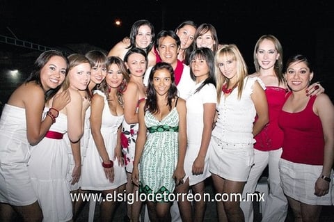 30082009 Pepe Sánchez el día de su cumpleaños junto a sus amigas Nidia, Nayra, Laura, María, Adriana, Diana, Cinthya, Valeria, Lilian, Cristian Pamela y Adriana Amparo.