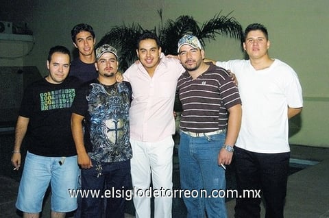 30082009 Pierre Siller celebró su cumpleaños junto a sus amigos Beto Elizalde, Shaggy, David, Vicente Álvarez y Carlos.