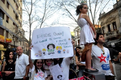 Tanto los turistas como los locales que paseen por la calle Chile, podrán sentarse y fotografiarse junto a la niña, cuyas andanzas fueron traducidas a más de treinta idiomas y que, varias décadas después, todavía siguen vigentes.
