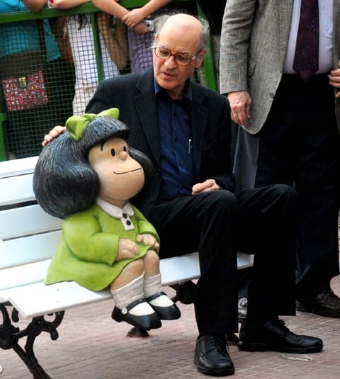 A escasos metros del portal de la calle Chile en el que vivía su creador, Joaquín Salvador Lavado, 'Quino', una estatua de 80 centímetros permanecerá sentada en un banco blanco en homenaje al dibujante.