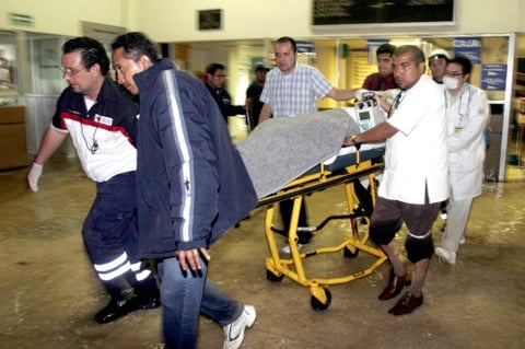 el hospital Salvador González Herrejón, que alberga 114 pacientes, resultó inundado con aguas negras que invadieron las áreas de urgencias, terapia intensiva, quirófanos y farmacia.