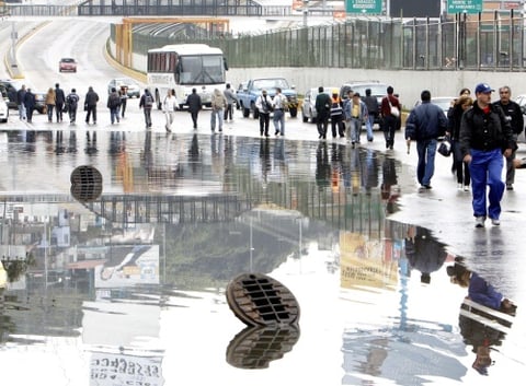 El gobierno de la Ciudad de México se declaró en alerta ante las intensas lluvias que se han registrado en las últimas horas y que este lunes dejaron por lo menos cuatro estaciones de la línea 5 del Metro sin servicio.