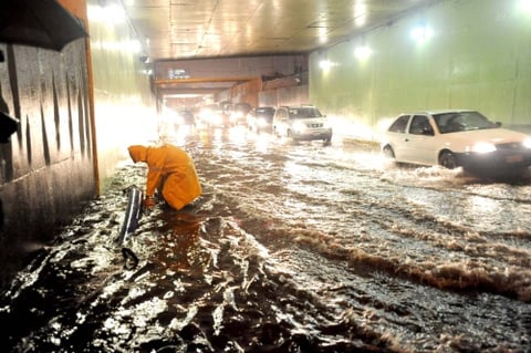 Las intensas lluvias caídas en la capital del país y sus alrededores afectaron a 217 vuelos en el Aeropuerto Internacional de Ciudad de México (AICM) y obligaron a cerrar al menos cinco estaciones de metro en el este de la ciudad, que quedaron anegadas.