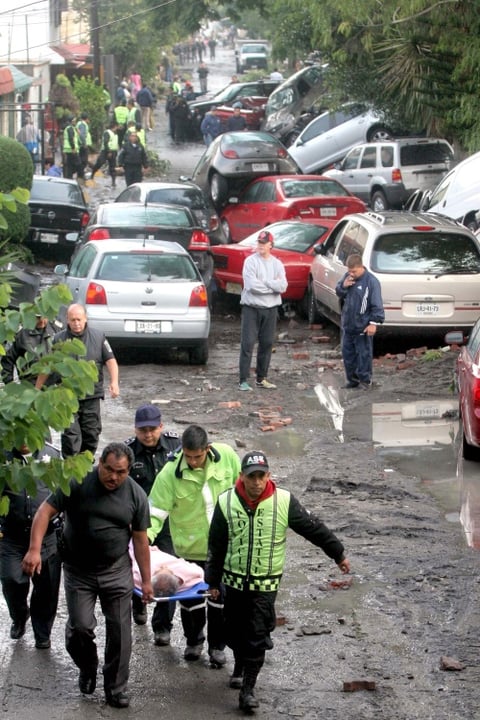 La lluvia que cayó en el estado de México y Distrito Federal ocasionó la muerte de una mujer, inundaciones que obligaron al Ejército a instrumentar el Plan de Emergencia DN III, caos y la desaparición de tres miembros de una familia, que presumiblemente habrían sido arrastrado por el agua.