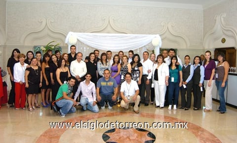 06092009 Sexta Convención. Organizadores y expositores posaron para la foto del recuerdo.