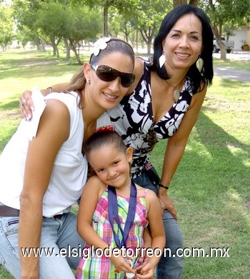 02092009 Banelly y Nicole Marban, acompañadas de Rocío Arizpe.