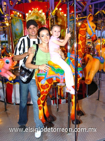06092009 Alegría. Alberto Salgado y Nydia Serna de Salgado con su hijita Andrea Paulina.