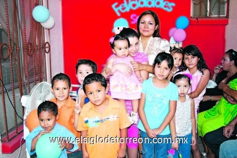 03092009 Sofía Román García rodeada de sus amiguitos en su fiesta de cumpleaños número uno.