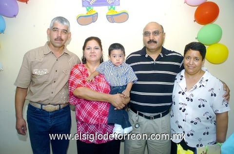 04092009 Juan Miguel Aparicio Monreal en su fiesta de primer cumpleaños junto a sus papás Juan Miguel Aparicio, y Olivia Monreal, y sus tíos Juan Manuel Monreal y Martha García.
