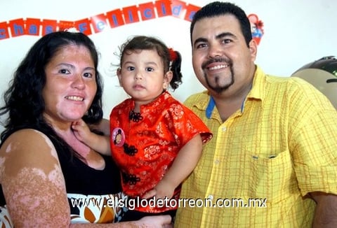 01092009 Iris Gabriela Tapia Llanas cumplió dos años y los celebró con sus papás: Rosa Éricka Llanas y Gabriel Tapia.