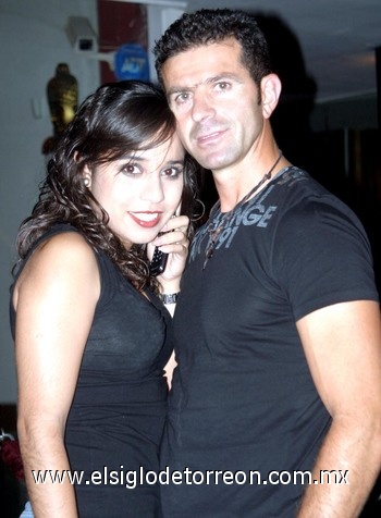 01092009 Disfrutan. Claudia Campa y Jim Kica.
