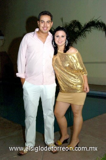 04092009 Pierre Siller acompañado en su cumpleaños de Eunice de la Vara.