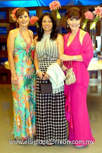 01092009 Cony de Dueñes, Carmen de Torres y Angélica de Ceniceros, lucieron radiantes.