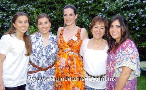 02092009 Acompañan a la futura novia, Lupita, Cristelle, Eliane y Marianne Le Hénaff.- Érick Sotomayor Fotografía