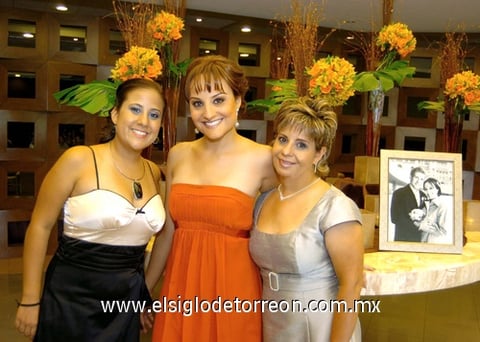 04092009 Acompañan a la novia, su hermana Mariana del Bosque González y su mamá CP. Laura González de Del Bosque.