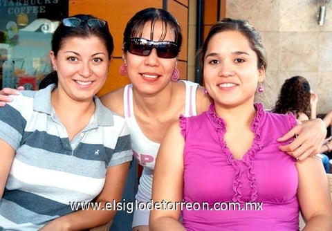 01092009 Karime Tello, Ale Samaniego y Adriana Wong.