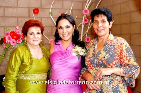 06092009 Acompañan a la futura novia, su mamá, Sra. Tere Carreón y su futura suegra, Sra. Lourdes Cuéllar.