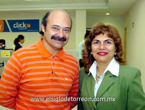 03092009 Germán Guzmán despidió a su esposa María Rosa del Valle de Guzmán, quien se fue con destino a la Ciudad de México.