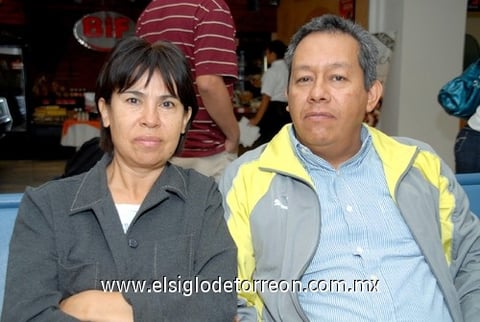 02092009 Hermosillo. Tina de Villa y José Antonio Villa, viajan por cuestiones de trabajo.