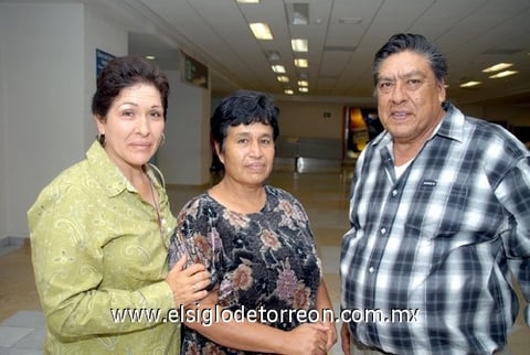 02092009 México. Irma Ortega Méndez viaja al D.F., le desearon feliz viaje María del Refugio Ruelas y Armando García.