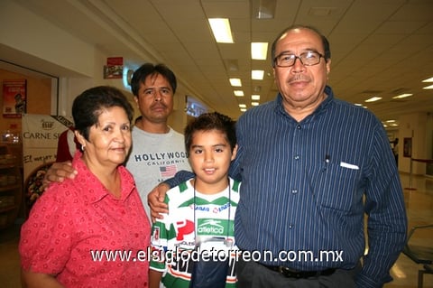 04092009 Jaime Abrego Zúñiga se fue con destino a Los Ángeles, California, quien fue despedido por Fita Paniagua, Ramón y Jesús Zúñiga.