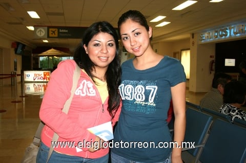 04092009 Cinthya Itchel Montiel viajó a Tijuana y fue despedida por su hermana Sindy Montiel Hernández.