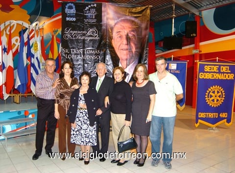 06092009 Homenajeado. Don Tomás, acompañado de su esposa Sandy, y de sus hijos Fernando, Ana, Marina, Ana Isabel y Carlos.